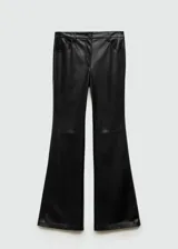 Pantalón marrón de tiro medio, corte flare y efecto piel.