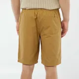 Bermudas color marrón claro de corte recto.