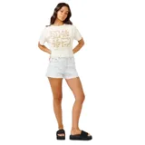 Remera corta color blanco de algodón, con estampado cuadrado en el centro del pecho con motivos florales y texto de la marca Rip Curl en color beige.
