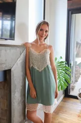 Camisón corto verde con detalles de encaje color crema en escote y ruedo, con tirantes finos.
