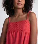 Vestido largo blanco de algodón con tirantes finos, escote cuadrado, detalles de laise en escote y ruedo, y lazo trenzado para atar en la cintura.