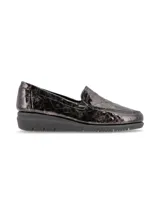Zapato mocasín de cuero sintético color negro con textura símil cocodrilo.