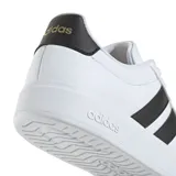 Championes Adidas Streettalk blancos con las tres tiras laterales en negro y logo dorado en la lengüeta.