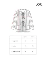 Cárdigan tejido a rayas verticales color beige y marrón, con cuello marrón y detalles en azul. Cierre frontal con nudos y bolsillos delanteros.