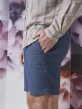 Bermuda gris de lino y algodón, corte recto y largo hasta la rodilla.