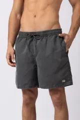 Short de baño gris oscuro con cintura elastizada y cordón ajustable.