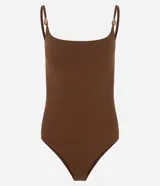 Body femenino color marrón oscuro, ajustado, con escote en U y tirantes dobles finos. Los tirantes tienen un adorno tipo cuenta de carey. El tejido es texturizado.