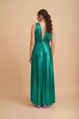 Vestido largo de jersey metálico color verde esmeralda, con escote en V profundo y corte ajustado en la cintura.