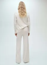 Pantalón wide leg color marrón, de tejido de punto fino, con cintura elástica y tiro alto.