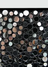 Minifalda negra con lentejuelas plateadas.