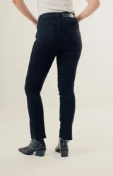 Pantalón de jean negro de corte recto, tiro alto y cinco bolsillos.