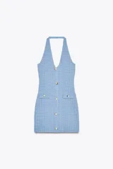 Minivestido celeste de tejido elástico con textura, cuello halter, escote en V, bolsillos simulados y cierre frontal con botones metálicos.