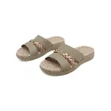 Sandalia de base baja color beige con dos tiras anchas en la parte delantera, una lisa y otra con diseño trenzado.