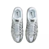 Championes urbanos Nike P-6000 color plateado y blanco con detalles en negro.