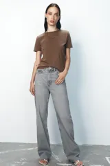 Pantalón de jean azul de corte wide leg, tiro alto y largo hasta el tobillo.