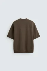 Sudadera azul de corte holgado, cuello redondo y manga corta.