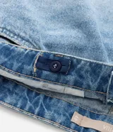 Short de jeans estilo boyfriend para tallas grandes, color celeste claro desgastado, con roturas y deshilachados en los bordes. Presenta cierre tradicional y trabillas en la cintura.