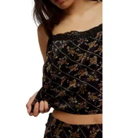 Top negro con estampado floral, escote recto con encaje, espalda abierta con tirantes regulables y sin mangas.