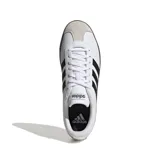Championes Adidas VL Court Base, color blanco con detalles en negro y suela marrón.