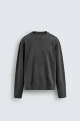 Sudadera gris oscuro de corte relaxed fit, con cuello redondo, manga larga y efecto lavado.