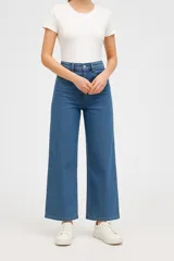 Pantalón de jean azul de corte ancho y tiro alto.