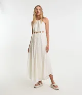 Vestido midi blanco con escote halter, breteles finos con lazo en la espalda, bordado, recortes circulares en la cintura y confeccionado en crepé.
