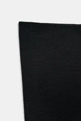 Top corto negro, estilo bandeau o palabra de honor, sin tirantes.