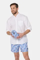 Short de baño celeste con estampado de flores blancas.