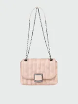 Bandolera acolchada de cuero color rosa pálido, con correa de cadena metálica y cierre con broche metálico.