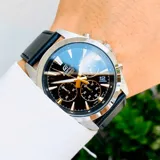 Reloj Casio Edifice EFV630L-1AVUDF con cronógrafo, caja plateada de acero inoxidable y correa de cuero negra.