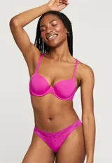 Soutien color piel de lycra con aro y copa con forma, marca Montelle. Breteles fijos con largo regulable.