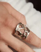 Anillo de diseño orgánico y abierto, elaborado a mano en bronce y alpaca.