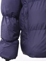 Campera puffer azul marino con capucha y cierre frontal con cremallera.