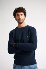 Sweater azul marino de punto con cuello redondo y manga larga.