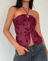 Top halter color bordó con estampado floral, argolla en el cuello y abertura en el frente.
