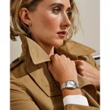 Reloj Skagen de acero inoxidable plateado, modelo Lille. Caja cuadrada de 28mm con esfera plateada y malla metálica. Resistente al agua hasta 30 metros.