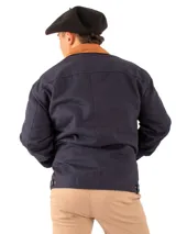 Campera azul marino de gabardina de algodón con cuello marrón, cierre metálico y bolsillos laterales. Forrada con paño y puños ajustables.