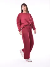 Pantalón de jogging color bordó, de corte ancho y cintura elastizada con cordón de ajuste.