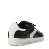 Zapatillas deportivas acordonadas color beige con suela marrón.