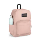 Mochila JanSport Superbreak Plus color rosa con logo de la marca en el frente, asa superior negra y correas acolchadas ajustables.