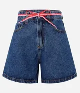 Short mom jeans de tiro alto con cordón de ajuste en la cintura, bolsillos delanteros y traseros.