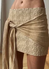 Minifalda color beige con textura tejida y lazo lateral.