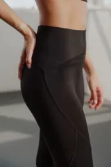 Calza larga deportiva negra, confeccionada en poliéster y elastano.