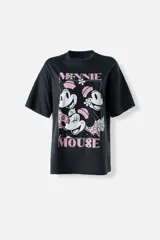 Remera negra de algodón con estampado de Minnie Mouse en tonos rosa y blanco. Corte recto y mangas cortas.
