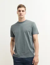 Remera de manga corta color petróleo, de corte recto y cuello redondo.