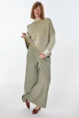 Sweater de punto grueso a rayas verticales en color azul petróleo y borgoña, de corte holgado y mangas largas.