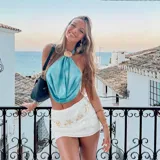 Top celeste con escote halter y espalda descubierta.