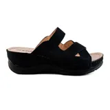 Sandalias negras con plataforma y dos tiras con perforaciones.