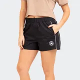 Short negro con cintura elástica, bolsillos laterales y logo de Converse en la pierna izquierda.