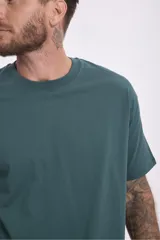Remera gris de corte clásico y mangas cortas.